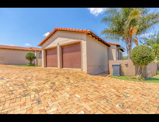 2 BEDROOM TOWNHOUSE RENTED IN HONEYDEW MANOR